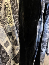 Lataa kuva Galleria-katseluun, Samettinen käännettävä kimono