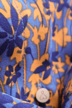 Lataa kuva Galleria-katseluun, Paitapuserossa on sydänkuosiset metallinapit